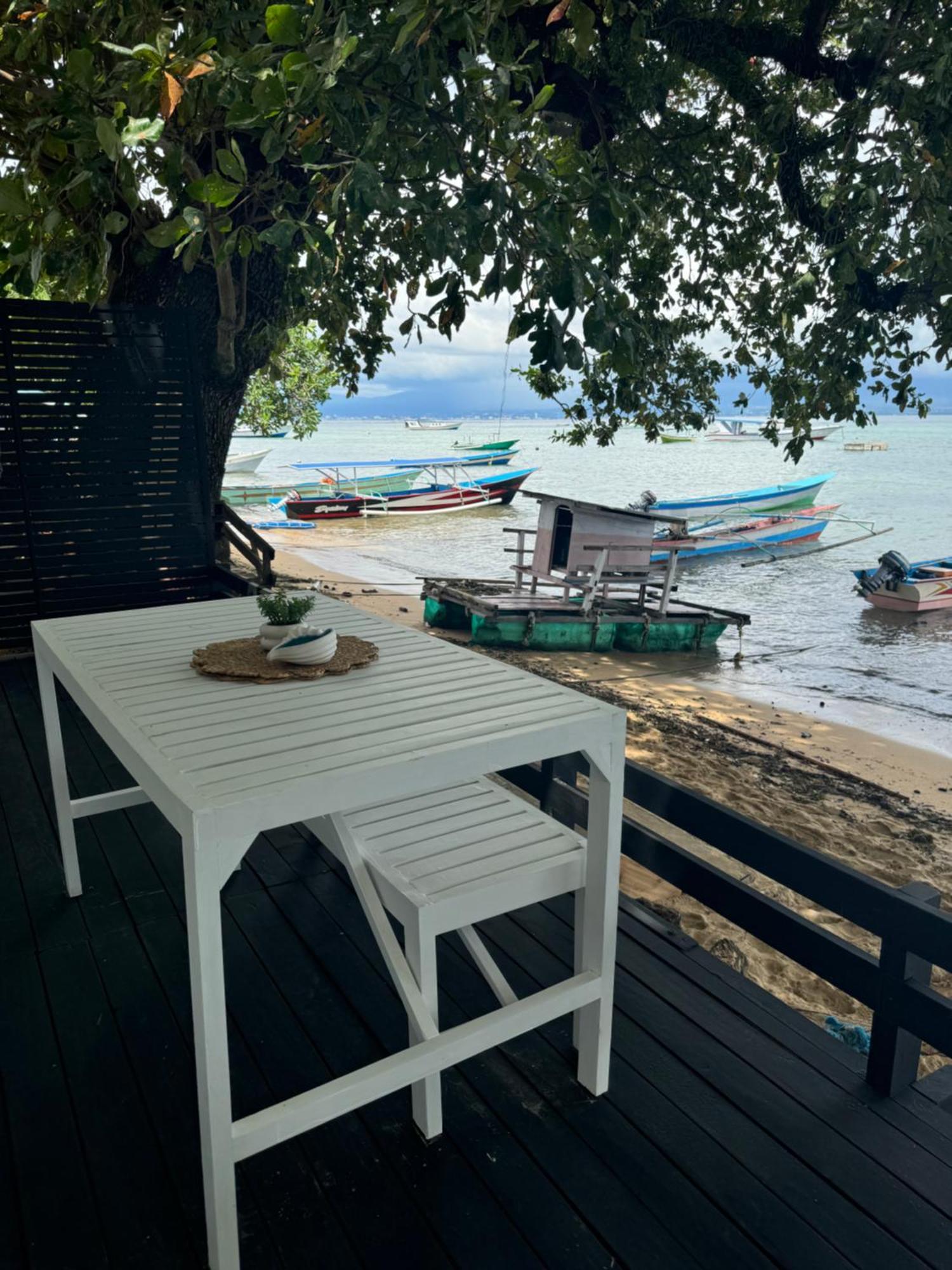 The White House On Bunaken Island エクステリア 写真